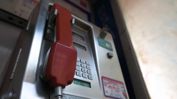 Eine Öffentliche Telefonzelle Auch Payphone Genannt Mit Rotem Telefonhörer Stirbt — Stockvideo