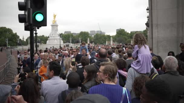 Crowd Control Fuera Del Palacio Buckingham Septiembre 2022 — Vídeos de Stock