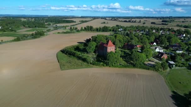 绿岛的信任 在2022年8月的夏日黄金时间 神奇的空中俯瞰飞行飞向德国霍亨基兴的红砖村教堂 Marnitz 4K从上面看电影 — 图库视频影像