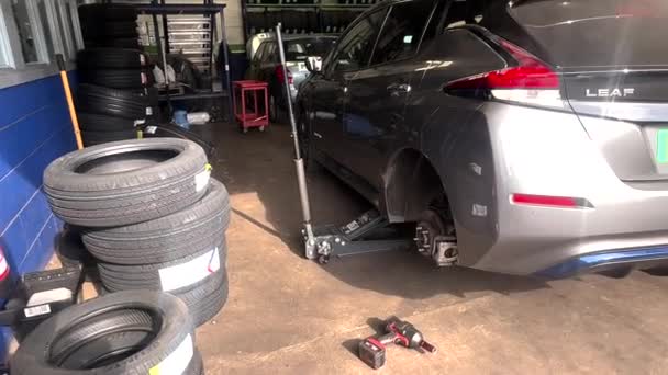 Auto Band Puncher Reparatie Garage Opgestapeld — Stockvideo