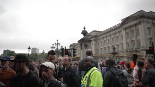 Crowds Wordt Buiten Buckingham Palace Gemarcheerd Het Horen Van Het — Stockvideo