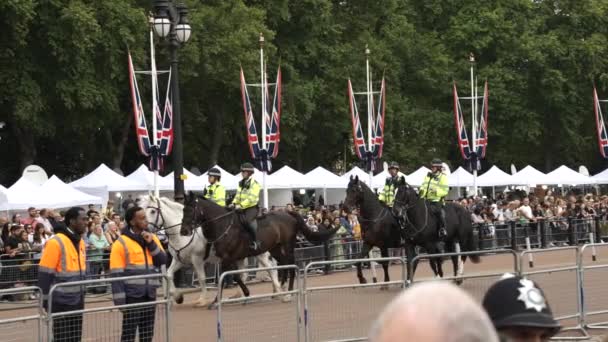 Met Police Horseback Riding Crowds Broadcast Tents Buckingham Palace Queen — Stock Video