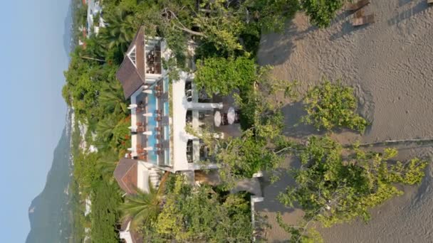 Survol Vertical Aérien Luxe Casa Colonial Avec Piscine Plage Privée — Video