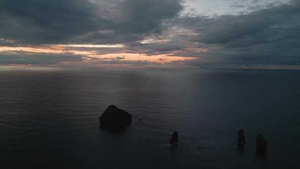 Потрясающие Кадры Захода Солнца Азорских Островов Над Атлантическим Океаном Скалы — стоковое видео