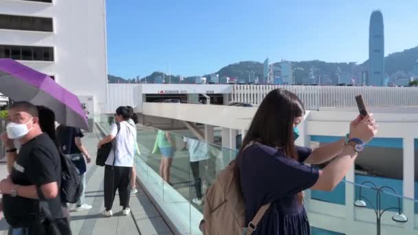 在阳光明媚的日子里 人们在港湾为香港岛的天际线拍照 享受下午的乐趣 — 图库视频影像