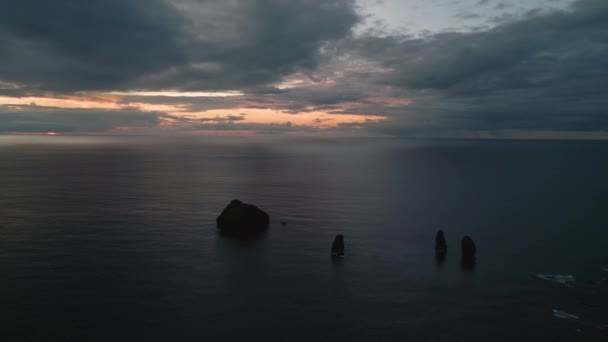 Lenyűgöző Drónfelvételek Napnyugtáról Azori Szigetekről Atlanti Óceán Felett Rock Stacks — Stock videók