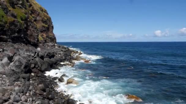 Oszałamiający Materiał Filmowy Dronów Chropowatym Wybrzeżu Portugalskich Wysp Azorów Oceanie — Wideo stockowe