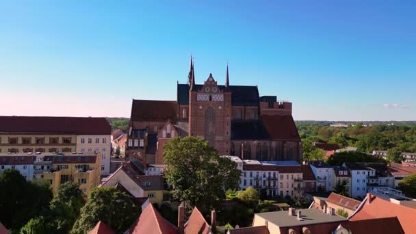 2022年8月夏季的黄金时段 圣乔治教堂和法院惊奇航空观景飞行基地位于怀斯马德国无人飞机上 Marnitz 4K从上面看电影 — 图库视频影像