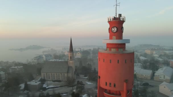Luftaufnahme Von Kirche Und Wasserturm Neblig Frühlingsmorgen Hanko Finnland Zurückziehen — Stockvideo