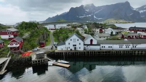 ハムニー島の建物の前の空中ビュー ロフトテンの夏の日 ノルウェー ドローンショット — ストック動画