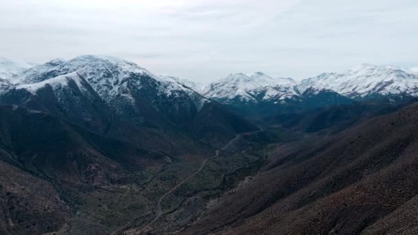 チリ北部の雪に覆われた山々への空中ビュー 荒野の風景 — ストック動画