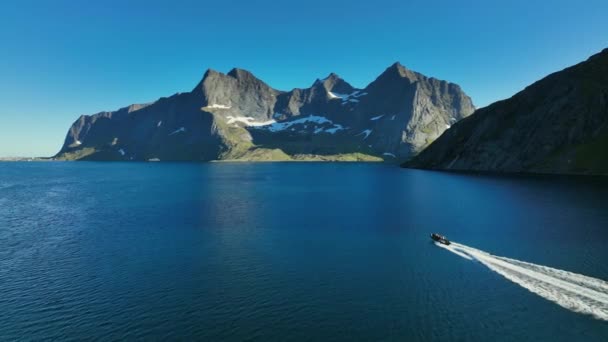 Excursión Barco Rib Medio Montañas Escarpadas Soleado Lofoten Noruega Vista — Vídeo de stock