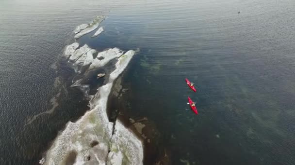 바위투성이 섬들을 지나는 속에서 카약을 사람들을 공중에서 바라본 — 비디오