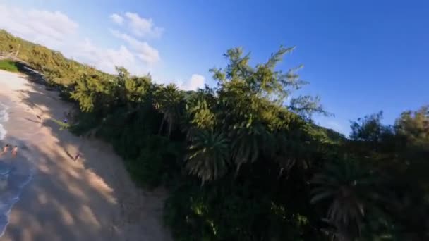 Fpv Drone Girato Una Spiaggia Paradisiaca Acque Poco Profonde Alle — Video Stock