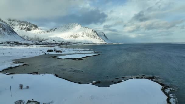 Letecký Pohled Zasněžené Pobřeží Slunečno Zimní Den Severním Norsku Zpětný — Stock video