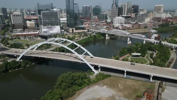 Pemandangan Udara Sekitar Jembatan Memorial Veteran Korea Dengan Pusat Kota — Stok Video