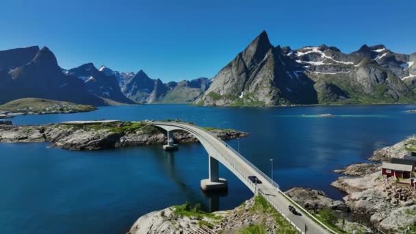 ノルウェー ロフトテン州ラインの晴れた夏の日に橋を渡る車 — ストック動画
