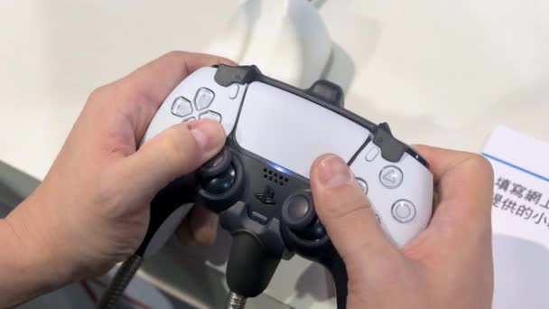 Jugador Juega Videojuego Usando Controlador Marca Japonesa Videojuegos Propiedad Sony — Vídeos de Stock