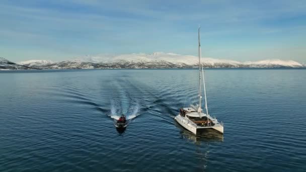 Karlı Norveç Bot Yelkenlinin Önündeki Hava Görüntüsü Geri Çekilin Insansız — Stok video