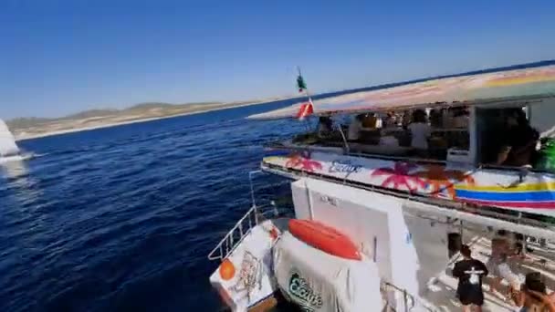 Беспилотник Fpv Выстрелил Вокруг Туристической Лодки Кита Полный Людей Солнечном — стоковое видео