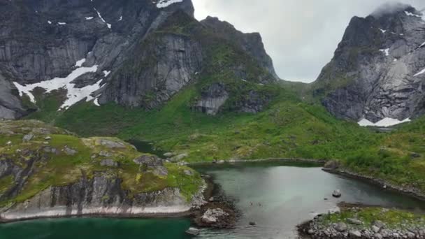 Légi Kilátás Két Kajak Közepén Meredek Hegyek Felhős Lofoten Norvégia — Stock videók