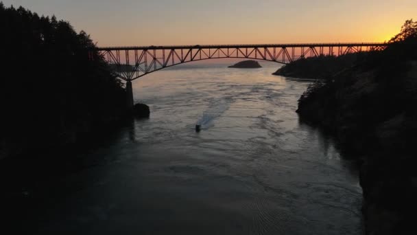 Vista Aérea Una Lancha Motor Que Viaja Bajo Deception Pass — Vídeo de stock