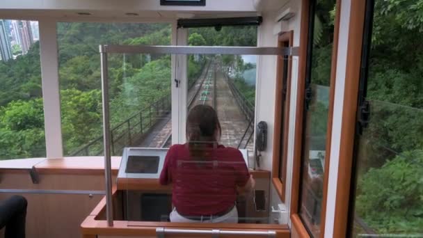 Bir Peak Tram Operatörü Hong Kong Faaliyete Geçirilen Yeni Tramvay — Stok video