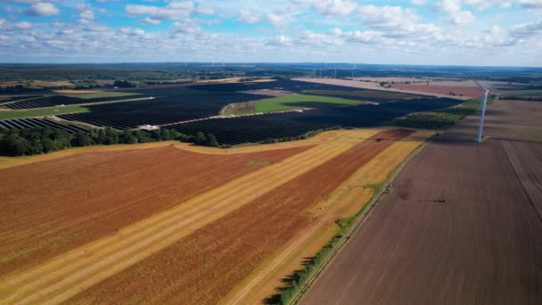 Flygfoto Över Hela Landet Med Åkrar Stora Solpaneler Och Vindkraftverk — Stockvideo