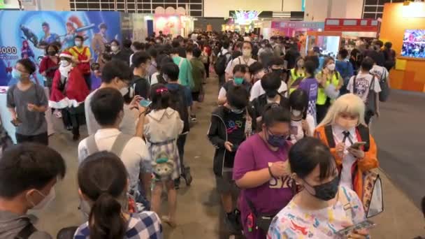 香港で開催されるAni Com Games Acghkの展示会には 何百人もの来場者と参加者が列をなしてコスプレをした — ストック動画