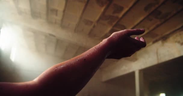 Elleri Avuçlarında Tutan Eller Harap Olmuş Bir Evin Çatısındaki Bir — Stok video