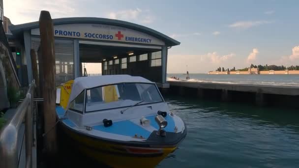 Båtambulans Dockad Vid Giovanni Paolo Sjukhus Venedig — Stockvideo