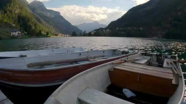 Σκάφη Επιπλέουν Στην Ακτή Της Λίμνης Alleghe Στις Ιταλικές Άλπεις — Αρχείο Βίντεο