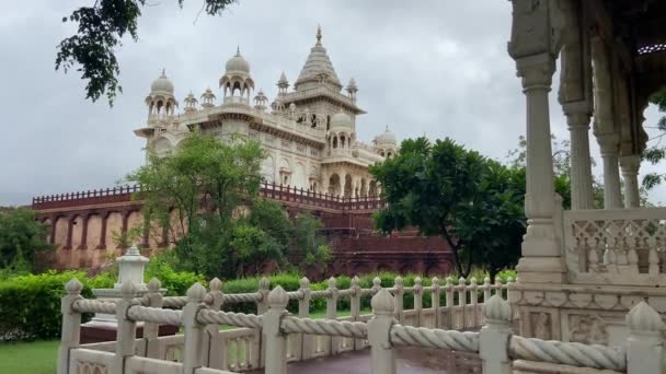 Lento Pan Right View Frente Jaswant Thada Marble Temple Jardim — Vídeo de Stock