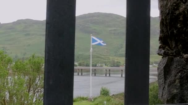 Bandeira Escocesa Acenando Com Vento Brisa Atrás Barras Metal Zoom — Vídeo de Stock