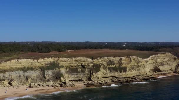 Panorámica Acantilados Escarpados Largo Región Costera Del Sur Portugal Con — Vídeos de Stock