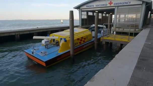 Rettungswagen Auf Dem Dock Des Notfallkrankenhauses Venedig — Stockvideo