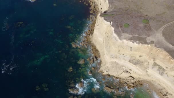 Αεροπλάνο Drone Γύρω Από Μαγικούς Βράχους Από Ασβεστόλιθο Ponta Piedade — Αρχείο Βίντεο