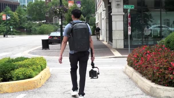 Filmul Plimbă Prin Oraș Aparatul Său Fotografiat Gimbal Mână — Videoclip de stoc