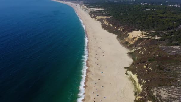 Aerial Drone Shot Stromych Klifów Wzdłuż Południowego Wybrzeża Portugalii Letni — Wideo stockowe