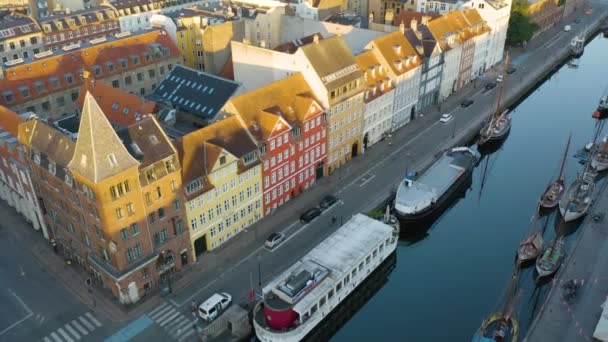 Madártávlati Iconic Nyhavn Harbour Koppenhágában Napkeltekor Hajók Dokkolva — Stock videók