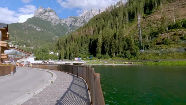 Τουρίστες Που Περπατούν Στις Όχθες Της Λίμνης Alleghe Στις Ιταλικές — Αρχείο Βίντεο