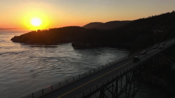 Vue Aérienne Statique Dessus Deception Pass Avec Des Voitures Passant — Video