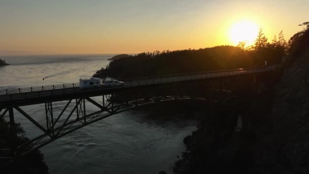 Scatto Aereo Camion Che Trasporta Camper Sul Ponte Del Passo — Video Stock