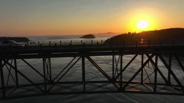 Στιγμιότυπο Ένα Suv Διασχίζει Λάμψη Του Ηλιοβασιλέματος Στο Πέρασμα Εξαπάτησης — Αρχείο Βίντεο