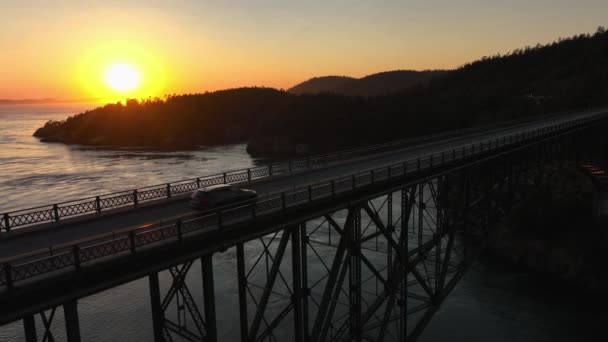 Stijgende Luchtfoto Van Zonsondergang Boven Deception Pass Whidbey Island — Stockvideo