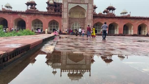 Gimbal Revealing Mughal Emperor Akbar Tomb Its Reflect Puddle Tourist — Stock Video