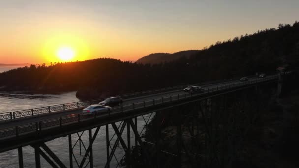 Luftaufnahme Einer Belebten Deception Pass Bridge Bei Sonnenuntergang — Stockvideo