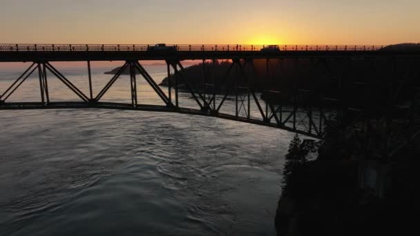 Silueta Los Coches Que Conducen Sobre Puente Deception Pass Atardecer — Vídeos de Stock