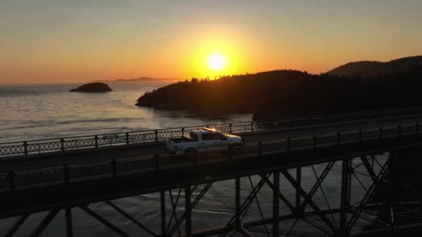 Foto Aérea Del Camión Guardabosques Conduciendo Por Puente Deception Pass — Vídeo de stock