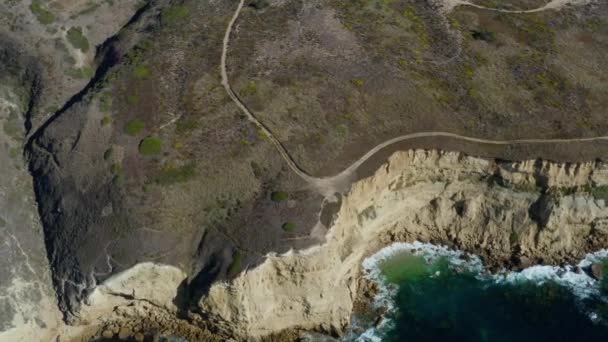 Drone Aéreo Girando Tiro Altos Acantilados Largo Costa Sur Portugal — Vídeos de Stock